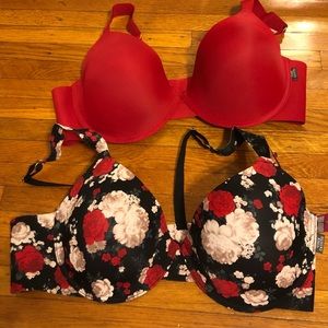 NWT 2 T-shirt bras in red and black floral. Supportive and soft to the touch